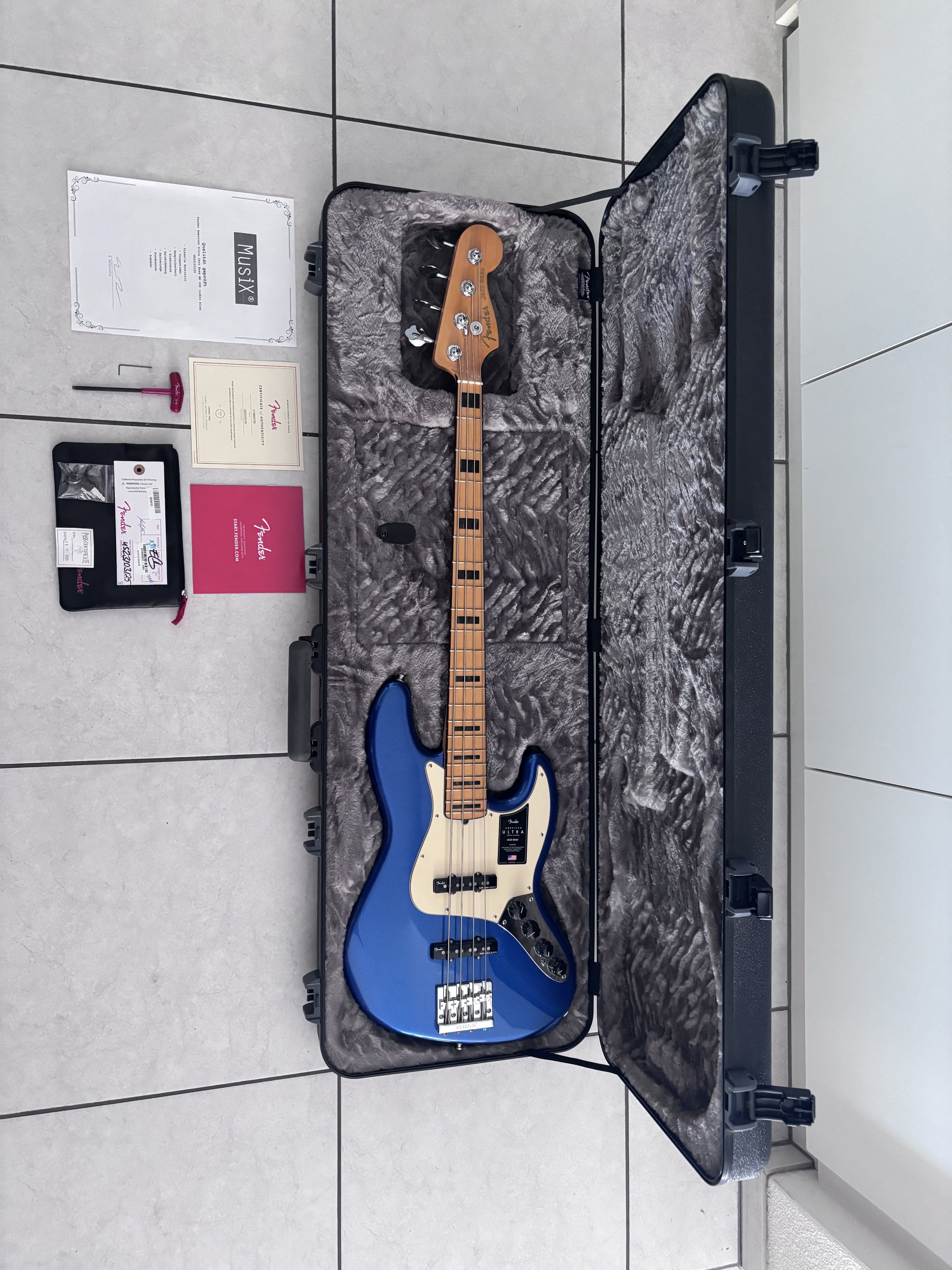 Fender American Ultra Jazz Bass MN Cobra Blue, neuwertig